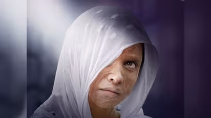 ছপাক প্রিমিয়ারে বি-টাউনের ঢল, রেড কার্পেটেই চুম্বণ দীপবীরের