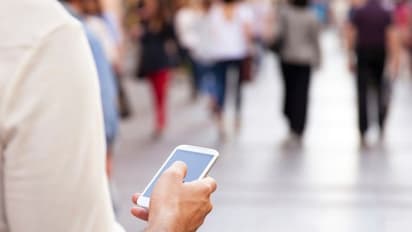 ഫോണിൽ നോക്കി മെസേജ് ടൈപ്പ് ചെയ്ത് നടക്കുന്നവരുടെ ശ്രദ്ധയ്ക്ക്; നിങ്ങള്‍ക്ക് വരാം ഈ അപകടങ്ങള്‍...