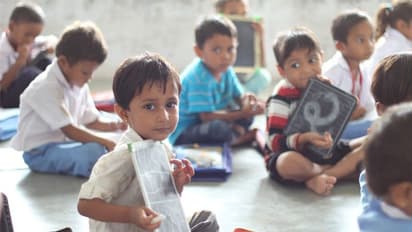 ആധാർ ഇല്ലാത്തതിന്റെ പേരിൽ സ്കൂളിന്റെ പടികയറാനാവാതെ കുട്ടികള്, ഉച്ചക്കഞ്ഞിയുമില്ല