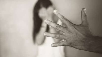 ஓடும் பேருந்திலேயே வைத்து மாணவிகளிடம் சில்மிஷம்... தர்ம அடி வாங்கிய இளைஞர்..!