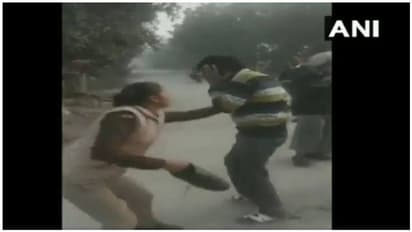 பெண்களை கேலி செய்த ரோமியோ... நடுரோட்டில் செருப்பால் அடித்து துவைத்தெடுத்த பெண் போலீஸ் வீடியோ..!