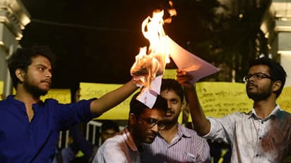 NRC बिल पर सुलगा भारत, जगह-जगह प्रदर्शनकारियों ने की आगजनी
