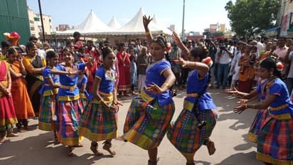 பாரதியார் பல்லாக்கு வரும் போது அவருடடைய பாடலுக்கு நடனமாடி வரவேற்ற பெண்கள் - குழந்தைகள்! பரவசப்படுத்தும் புகைப்பட தொகுப்பு!