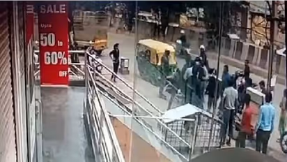 Bengaluru: Daring autorickshaw driver nabs chain snatcher, helps return woman’s jewellery