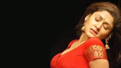 என்னுடன் உறவு கொள்ள படுக்கை அறைக்கு அழைத்தனர்..!! இயக்குனர்கள் மீது பிரபல நடிகை பரபரப்பு புகார்..!!