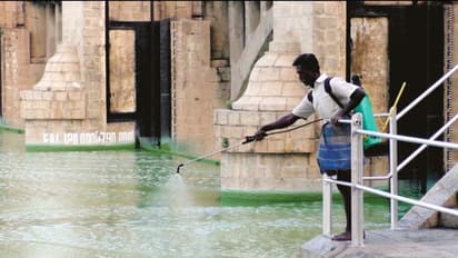 திடீரென வீசும் துர்நாற்றம்..! நிறம்மாறிய தண்ணீர்..! மேட்டூர் அணையில் நீடிக்கும் மர்மம்..!