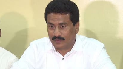 ಬಿಎಸ್ವೈ ಕಾಲಿಗೆ ಬಿದ್ದ ಮಂಡ್ಯ JDS ಶಾಸಕ ಸುರೇಶ್ ಗೌಡ