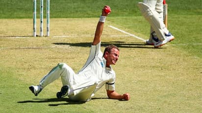 பந்துவீசிய பவுலரே பிடித்த பெஸ்ட் கேட்ச்களில் இதுவும் ஒன்று.. வீடியோ