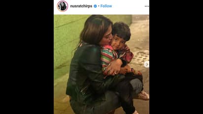 சிறுவனை பிடித்து மடியில் வைத்து நடிகை செய்த காரியம்..!! சாலையில் நிகழ்ந்த சம்பவம்..!!