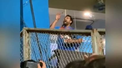 ఔటయ్యాక.. డ్రెస్సింగ్ రూమ్‌ నుంచి సైగలు: రోహిత్ ఎవరితో మాట్లాడుతున్నాడు..?