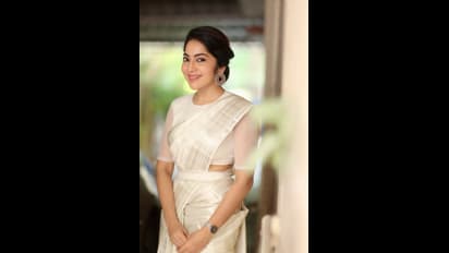 வெள்ளை புடவையில் கொள்ளை அழகில் மயக்கும் விஜே ரம்யா! லைக்சை அள்ளும் புகைப்படங்கள்...!சொக்கி விழுந்த ரசிகர்கள்!