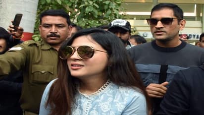 স্ত্রীকে সঙ্গে নিয়ে গণতান্ত্রিক অধিকার প্রয়োগ করলেন মহেন্দ্র সিং ধোনি