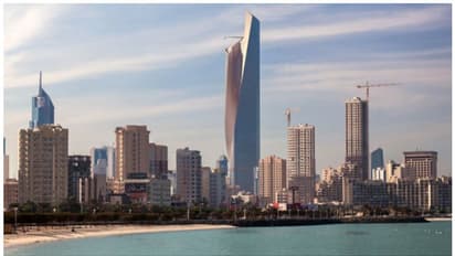 കൊവിഡ് 19: നാട്ടില് കുടുങ്ങിയവരുടെ ജോലി പോകില്ല, വിസ നീട്ടും