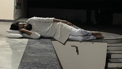 అభిమాని ఇంటి ముందు పవన్ విశ్రాంతి.. ఫోటోలు వైరల్