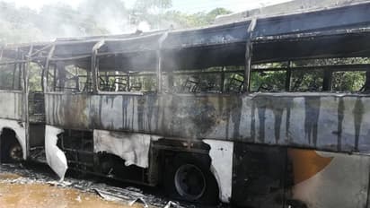 ಬೆಂಕಿಗಾಹುತಿಯಾದ ಬಸ್ : ಸಂಪೂರ್ಣ ಭಸ್ಮ