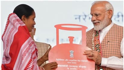 ഉജ്വല പാചകവാതകപദ്ധതിയിൽ വൻപാളിച്ചകൾ; ഞെട്ടിക്കുന്ന വെളിപ്പെടുത്തലുകളുമായി സിഎജി റിപ്പോർട്ട്