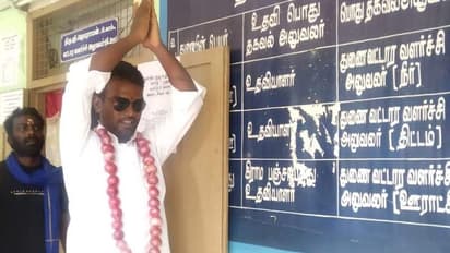 கழுத்தில் வெங்காய மாலையுடன் பட்டைய கிளப்பிய அமமுக வேட்பாளர்..! அதிர்ந்து போன தேர்தல் அதிகாரி..!