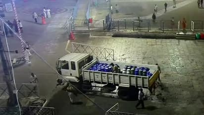 ತಿರುಪತಿ: ಮುಕ್ತಿಗಾಗಿ ವ್ಯಾನ್ ಅಡಿ ಬಿದ್ದು ಆತ್ಮಹತ್ಯೆ, ಸಿಸಿ ಟಿವಿಯಲ್ಲಿ ಸೆರೆ