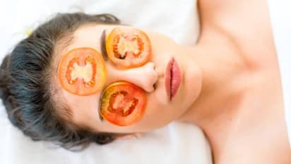 கரும்புள்ளி பிரச்னைகளுக்கு தீர்வு வழங்கும் 4 தக்காளி ஃபேஸ்பேக்குகள்..!!