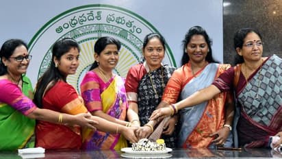 PhotoGallery:దిశ చట్టానికి అసెంబ్లీ ఆమోదం... మహిళా మంత్రులు, ఎమ్మెల్యేల సంబరాలు