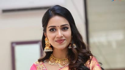 காதல்ன்னா என்ன தெரியுமா?... ரசிகரின் கேள்விக்கு நச்சென பதிலளித்த நிவேதா பெத்துராஜ்...!