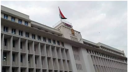 മഹാരാഷ്ട്ര സെക്രട്ടറിയേറ്റിന് മുകളില് നിന്ന് ചാടി യുവതിയുടെ ആത്മഹത്യാശ്രമം; രക്ഷയായി വല