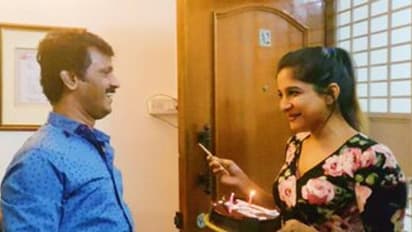 சேரனின் பிறந்த நாளுக்கு சர்ப்ரைஸ் கொடுத்த பிக்பாஸ் பிரபலம்..!! வீட்டுக்கு சென்று கேக் வெட்டி மகிழ்ச்சி..!!