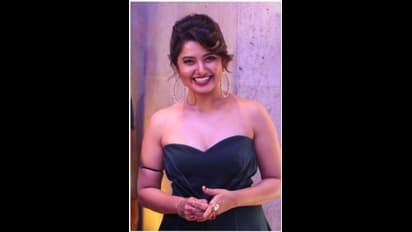 சட்டையை இப்படியும் போடலாம்.. செக்ஸியாக பின்னழகை காட்டி அசரடித்த பிரபல நடிகை..! இன்றைக்கு டிரெண்ட் இவங்கதான் பாஸ்!