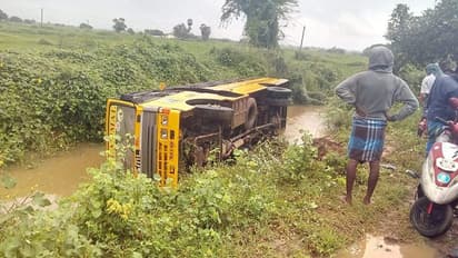 தாறுமாறாக சென்று தலைகுப்புற கவிழ்ந்த பள்ளி வாகனம்..! படுகாயங்களுடன் உயிர்தப்பிய மாணவர்கள்..!