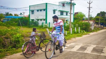 உள்ளூரில் சைக்கிளில் வலம் வரும் தமிழக அமைச்சர்..!! டீசர்ட், லுங்கியில் கலக்கல்...!!