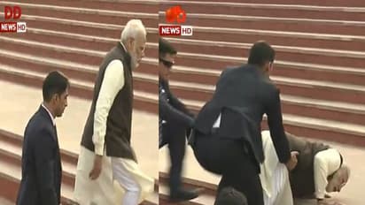 ഗംഗാഘട്ടില് കാലിടറി വീണ് പ്രധാനമന്ത്രി- വീഡിയോ