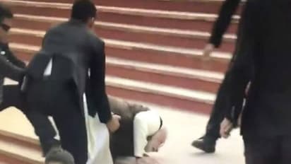 படிக்கட்டில் நிலைதடுமாறி கீழே விழுந்த பிரதமர் மோடி... பரபரப்பு வீடியோ..!