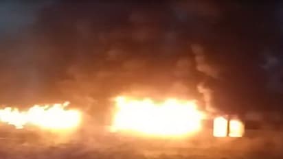 ನಿಂತಿದ್ದ ಐದು ರೈಲುಗಳಿಗೆ ಬೆಂಕಿ: ಇದೇನಾ ಪ್ರತಿಭಟನೆಯ ಪರಿ?