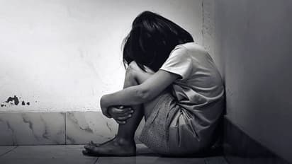 हर रात एक पिता अपनी बेटी के साथ करता था दरिंदिगी, डर के चलते कहीं भी रात बिता लेती थी मासूम