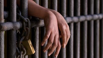 அதிர்ச்சி தகவல்.! வேலை கேட்டு வந்த பெண்களை வைத்து பாலியல் தொழில்! 13 பேர் அதிரடி கைது..!