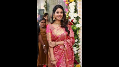 பிங்க் நிற பட்டு புடவையில் நிவேதா பெத்துராஜ்! கண்கொட்டாமல் பார்த்துக்கொண்டே இருக்க தோன்றும் லேட்டஸ்ட் கேலரி!