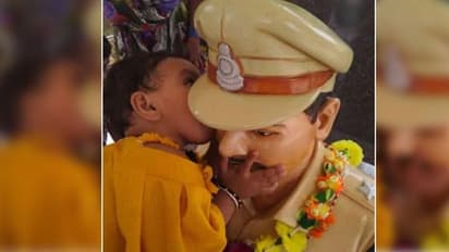 ಇಷ್ಟು ದಿನ ಎಲ್ಲೋಗಿದ್ದೆ ಅಪ್ಪಾ?: ಹುತಾತ್ಮ ತಂದೆಯ ಮೂರ್ತಿಗೆ ಮುತ್ತಿಟ್ಟ ಮುಗ್ಧ ಕಂದ!