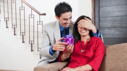 সম্পর্কের একঘেয়েমি থেকে বেরিয়ে আসুন, জেনে নিন টোটকা