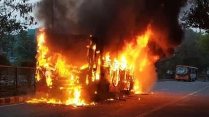 പൗരത്വ നിയമ ഭേദഗതി: യുദ്ധക്കളമായി ദില്ലി; നാല് ബസുകൾ കത്തിച്ചു