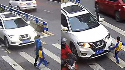 സീബ്ര ക്രോസിങില് അമ്മയെ ഇടിച്ചിട്ട കാര് ഡ്രൈവറെ 'കൈകാര്യം' ചെയ്ത് കൊച്ചുബാലന്; വൈറലായി വീഡിയോ