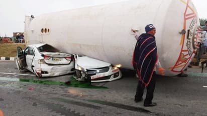 LPG से भरा टैंकर कारों के ऊपर इस कदर गिरा, अंदर बैठे लोग चीख तक नहीं सके और स्पॉट पर ही हो गई मौत