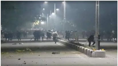 ജാമിയക്ക് പിന്നാലെ അലിഗഢും സംഘർഷഭരിതം, വിദ്യാർത്ഥികൾക്ക് നേരെ പൊലീസ് നടപടി