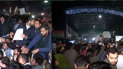 नागरिकता बिल के खिलाफ प्रदर्शन कर रहे छात्रों पर पुलिस का लाठीचार्ज, यूनिवर्सिटी प्रशासन ने कहा हिंसा में शामिल नहीं थे स्टुडेंट