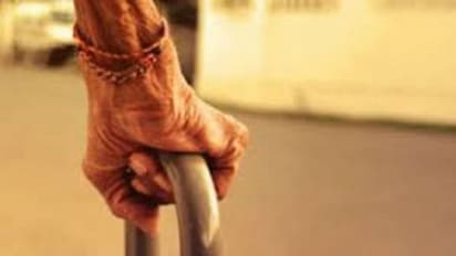 ஒரே குடும்பத்தில் 2 பேருக்கு பென்சன் !! அதிரடி உத்தரவு பிறப்பித்து அசத்திய முதலமைச்சர் !!