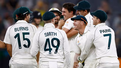 ஸ்டார்க்கின் வேகத்தை சமாளிக்க முடியாமல் ஆஸ்திரேலியாவிடம் மண்டியிட்டு சரணடைந்த நியூசிலாந்து.. முதல் டெஸ்ட்டில் ஆஸி., அபார வெற்றி