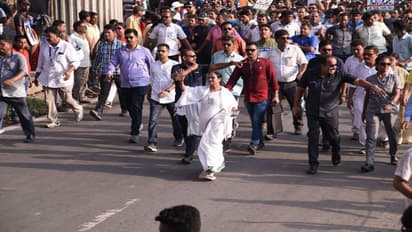 রেল, পথ অবরোধ চলছে, মিছিলে যোগ দিতে আবেদন মমতার