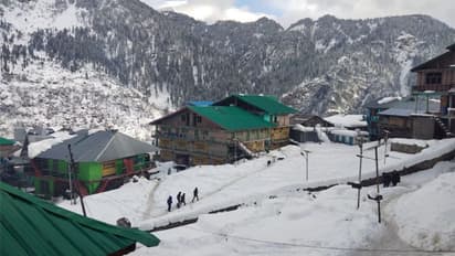 बर्फबारी, शीत लहर से उत्तर भारत की हालत खराब, ठंडी से 3 मौतें; जगह-जगह जलाने पड़ रहे अलाव