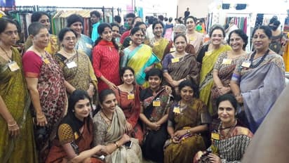 చేనేత వస్త్ర ప్రదర్శన.. షాపింగ్ చేసిన జగన్ సతీమణి, తల్లి విజయమ్మ