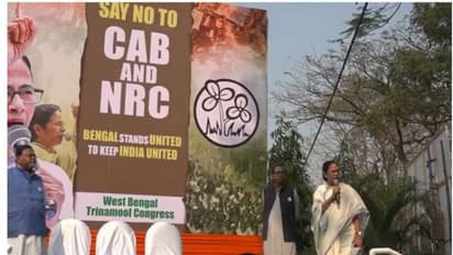 শপথবাক্য পাঠ করিয়ে মিছিল শুরু মমতার, প্রবল যানজটের আশঙ্কা