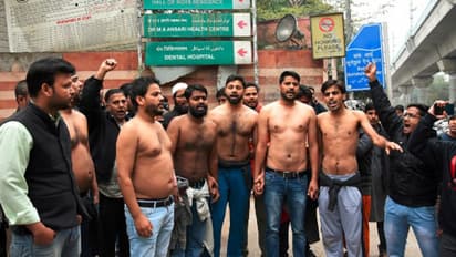 কনকনে ঠান্ডায় জামা খুলে প্রতিবাদ, জামিয়া-কে কড়া বার্তা প্রধান বিচারপতির